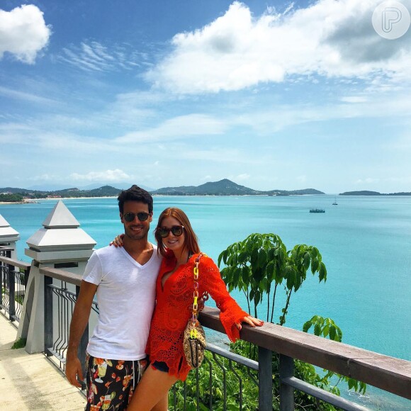 Para outro passeio na Tailândia com o com o namorado, Xandinho Negrão, Marina Ruy Barbosa escolheu túnica Resort Couture de renda guipir laranja, vendida por R$ 670