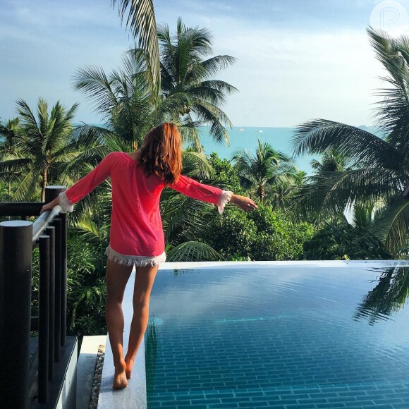 Marina Ruy Barbosa posa à beira da piscina do Four Seasons Resort Koh Samui, onde está hospedada na Tailândia, com o namorado, Xandinho Negrão
