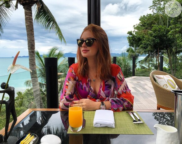 Para um café da manhã à beira da praia, Marina Ruy Barbosa apostou em vestido estampado do estilista Emilio Pucci