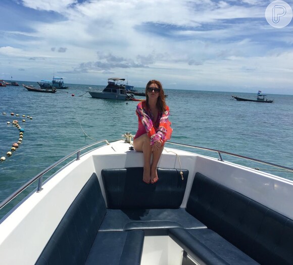 Para outro passeio de barco na Tailândia, Marina Ruy Barbosa escolheu vestido estampado do estilista Emilio Pucci
