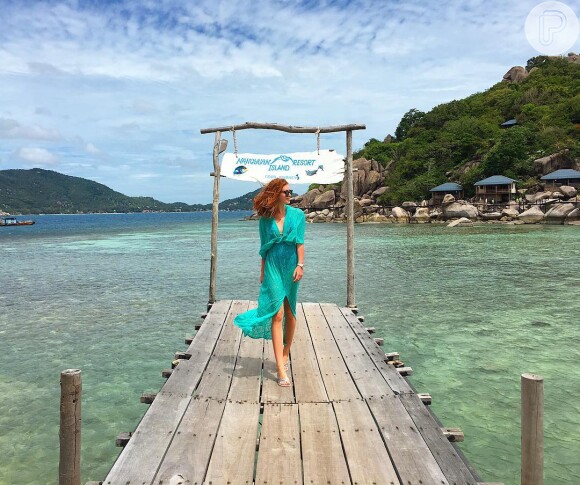 Em passeio na Tailândia, Marina Ruy Barbosa apostou em saída de praia verde, de renda, da Gluck Beachwear, vendido R$ 408 no site da marca