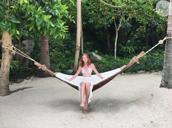 Marina Ruy Barbosa curtiu mais um dia de férias na Tailândia com biquíni branco com detalhes em tule, de Adriana Degreas, e saia de renda Bo.Bô