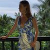 Para mais um dia de passeio na Tailândia, Marina Ruy Barbosa apostou em vestido com estampa em branco e azul, da coleção Verão 2017 da Fabulous Agilità, que ainda não chegou às lojas, clutch da It Bag Brasil e brincos Le Sis