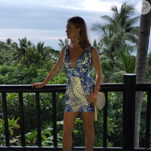 Para mais um dia de passeio na Tailândia, Marina Ruy Barbosa apostou em vestido com estampa em branco e azul, da coleção Verão 2017 da Fabulous Agilità, que ainda não chegou às lojas, clutch da It Bag Brasil e brincos Le Sis