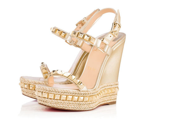Sandálias douradas usadas por Marina Ruy Barbosa são do estilista Christian Louboutin, vendidas por US$ 795, o equivalente a R$ 2.629