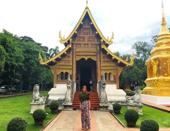 Marina Ruy Barbosa apostou em vestido longo estampado da Tigresse para visitar o templo budista Wat Chedi Luang, Chiang Mai, na Tailândia