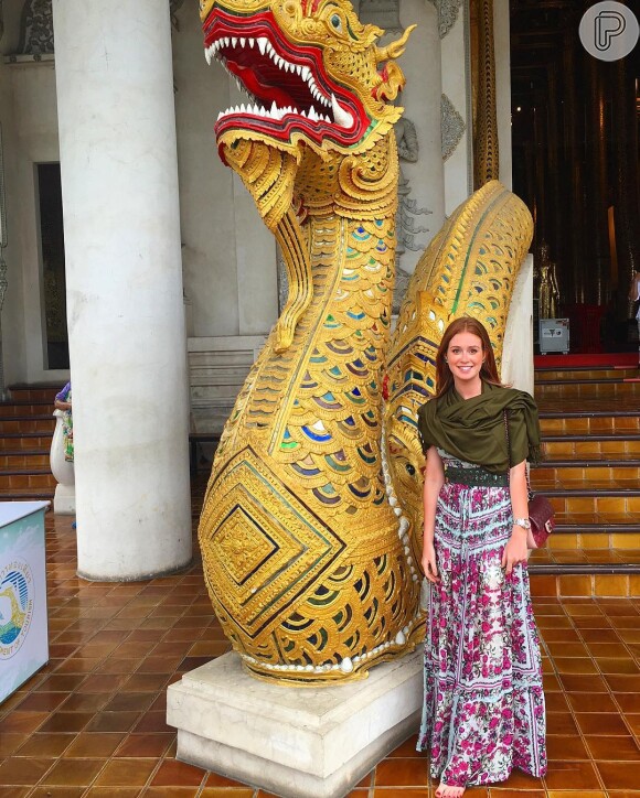 Marina Ruy Barbosa apostou em vestido longo estampado da Tigresse para visitar o templo budista Wat Chedi Luang, Chiang Mai, na Tailândia. Peça está indisponível para vendas, mas custa R$ 995