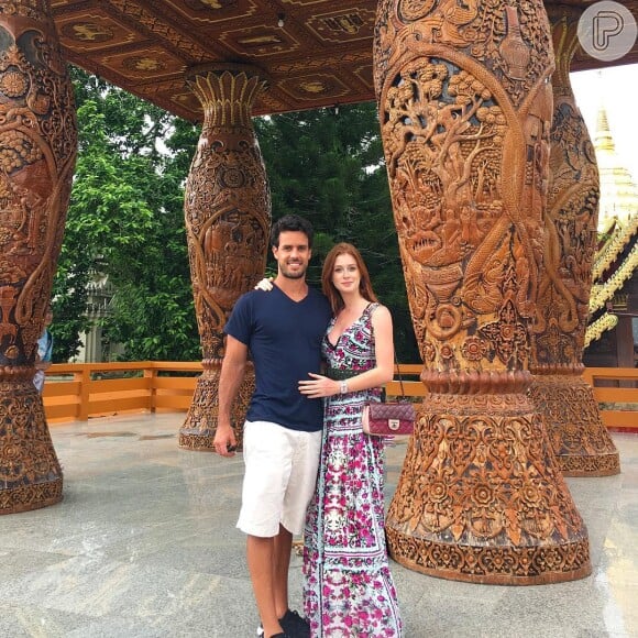 Marina Ruy Barbosa e o noivo, Xandinho Negrão, posam no templo budista Wat Chedi Luang, Chiang Mai, na Tailândia. Para o passeio, ela usou vestido longo estampado da Tigresse, de R$ 995, e repetiu o cinto em camurça verde da Iorane, de R$ 244,50
