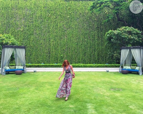 Marina Ruy Barbosa usa vestido longo estampado da Tigresse, de R$ 995, na Tailândia