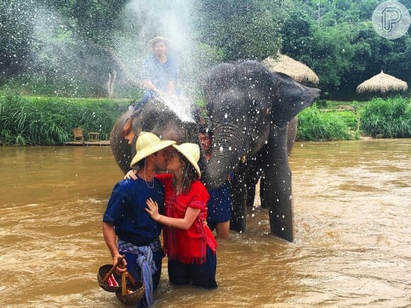 Marina Ruy Barbosa e o noivo, Xandinho Negrão, trocam beijos no acampamento de elefantes Elephant Life Experience, em Mae Taeng, na Tailândia