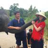 Para visitar o acampamento de elefantes Elephant Life Experience, em Mae Taeng, na Tailândia, Marina Ruy Barbosa apostou em calça azul e bata vermelha étnica, e completou o look com chapéu de palha estilo oriental