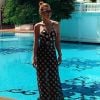 À beira da piscina do hotel Dhara Dhevi, em Chiang Mai, na Tailândia, Marina Ruy Barbosa usa maiô com recortes xadrez, de R$ 469, combinado a saia na mesma estampa, de R$1.112, ambos de Adriana Degreas