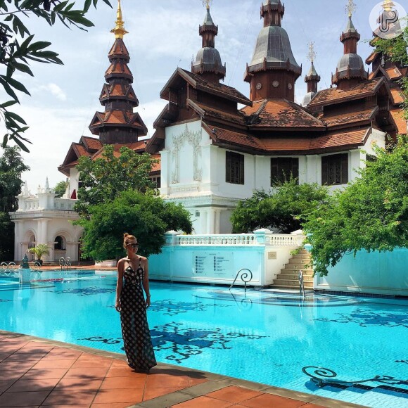À beira da piscina do hotel Dhara Dhevi, em Chiang Mai, na Tailândia, Marina Ruy Barbosa usa maiô com recortes xadrez, de R$ 469, combinado a saia na mesma estampa, de R$1.112, ambos de Adriana Degreas
