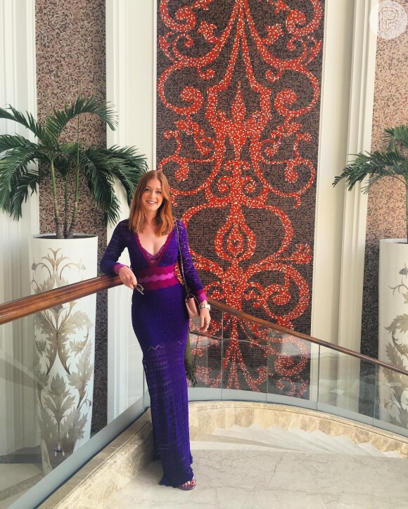 Marina Ruy Barbosa posou nas escadas do hotel Marsa Malaz Kempinski, em Doha, no Qatar, usando vestido roxo de tricô da Bo.Bô
