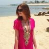 Marina Ruy Barbosa curte praia particular no hotel Marsa Malaz Kempinski, em Doha, no Qatar, com bata rosa e detalhes em pedrarias, da Nammos. Peça é toda bordada à mão e custa R$ 759,90