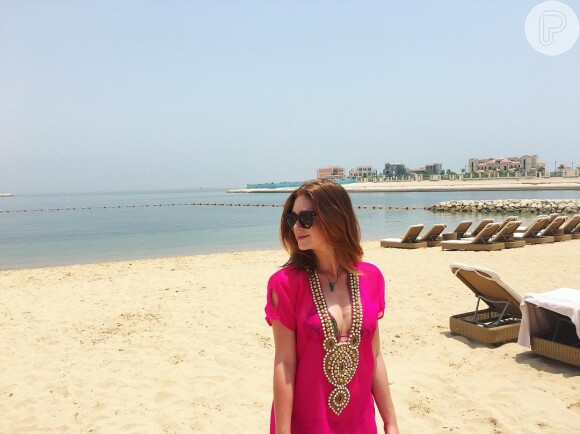 Marina Ruy Barbosa curte praia particular no hotel Marsa Malaz Kempinski, em Doha, no Qatar, com bata rosa e detalhes em pedrarias, da Nammos. Peça é toda bordada à mão e custa R$ 759,90