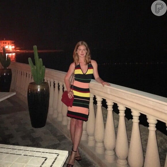 Para jantar com o noivo, Xandinho Negrão, no restaurante Toro Toro, que fica dentro do resort Marsa Malaz Kempinski, em Doha, no Qatar, Marina Ruy Barbosa escolheu vestido Skazi listrado e bolsa Chanel