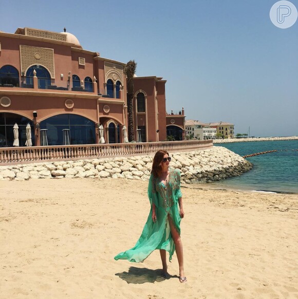 Marina Ruy Barbosa aposta em kaftan verde da marca Nammos para curtir praia no Qatar. A peça estará disponível para venda a partir de setembro, no valor de R$ 1.089,90