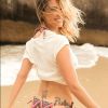 Aos 39 anos, Fernanda Lima usa biquíni em praia e mostra que está com tudo em cima