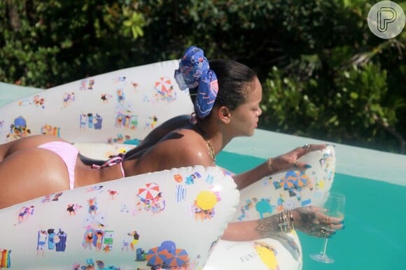 A cantora Rihanna não se importa em aparecer usando apenas roupas de banho, revelando corpo livre dos furinhos