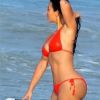 Kim Kardashian mostra corpo sem celulites usando biquíni durante banho de mar