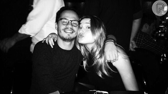 Sasha Meneghel posa fazendo bico com o amigo Fabinho Cal em restaurante