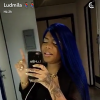 Ludmilla, com cabelo todo azul, canta enquanto aguarda a gravação de 'Malhação'