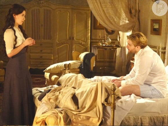Mesmo tendo dormido na casa de Edgar (Thiago Fragoso), Laura (Marjorie Estiano) não aceita voltar a morar com ele em 'Lado a Lado'