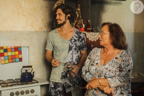 Na cena do capítulo 100, Miguel (Gabriel Leone) prepara um café da manhã ao lado da avó Piedade (Zezita Matos)
