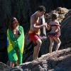 Cauã Reymond e a namorada, Mariana Goldfarb, levam filha do ator à praia, na Zona Oeste do Rio de Janeiro, nesta quarta-feira, 6 de julho de 2016