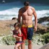 Cauã Reymond e a namorada, Mariana Goldfarb, levam filha do ator à praia, na Zona Oeste do Rio de Janeiro, nesta quarta-feira, 6 de julho de 2016