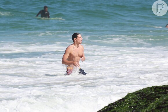 Cauã exibiu a boa forma ao dar um mergulho no mar da praia de Joatinga, na Zona Oeste do Rio