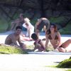 Cauã Reymond e a namorada, Mariana Goldfarb, levam filha do ator à praia