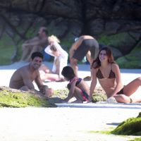 Cauã Reymond e a namorada, Mariana Goldfarb, levam filha do ator à praia. Fotos!