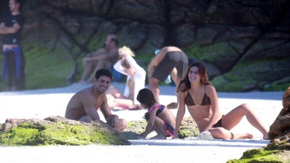 Cauã Reymond e a namorada, Mariana Goldfarb, levam filha do ator à praia. Fotos!