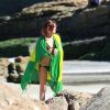 Mariana ficou enrolada em uma bandeira do Brasil, enquanto Cauã uso uma com a estampa do calçadão de Copacabana