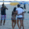 Marcio Garcia foi tietado por fãs na Praia do Pepino, em um intervalo da partida de futevôlei