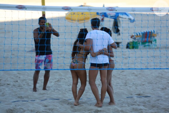 Marcio Garcia foi tietado por fãs na Praia do Pepino, em um intervalo da partida de futevôlei