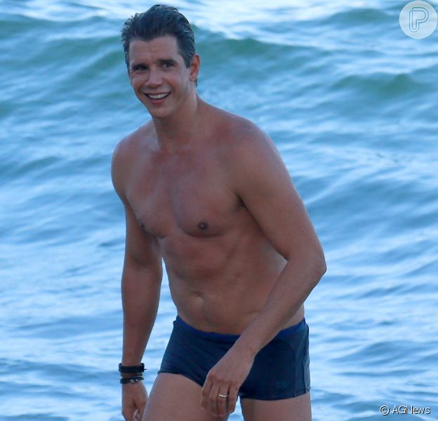 Marcio Garcia impressiona pela boa forma aos 46 anos é tietado na praia. Fotos - Purepeople