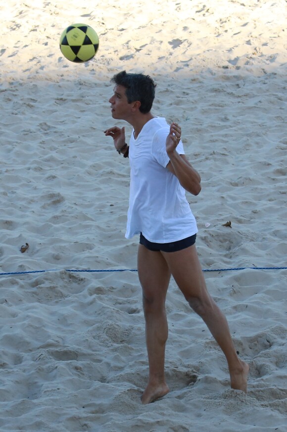 Marcio Garcia jogou futevôlei na Praia do Pepino, Rio de Janeiro, em meio a expectativa da estreia do seu novo programa, 'Tamanho Família', neste domingo, 10 de julho de 2016