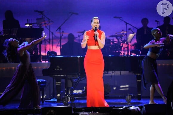 Alicia Keys investiu em um conjunto vermelho assinado por Oskar Metsavaht, da Osklen, para o BET Honors 2013