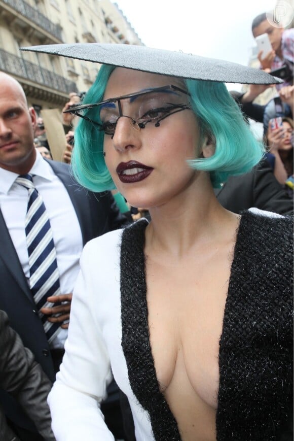 Lady Gaga apostou em um look do estilista brasileiro Pedro Lourenço em viagem de divulgação do álbum 'Born This Way' em 2011, em Paris, na França