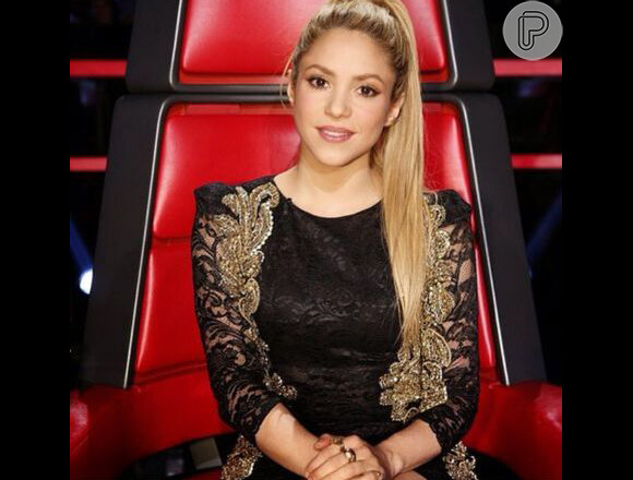 Em uma das audições à cega do programa 'The Voice' USA, a cantora Shakira investiu em um vestido preto e dourado da estilista Patrícia Bonaldi