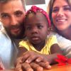 Bruno Gagliasso e Giovanna Ewbank posam com a filha, Titi, pela 1ª vez em vídeo enviado para amigos de Fernando de Noronha nesta quinta-feira, dia 07 de julho de 2016