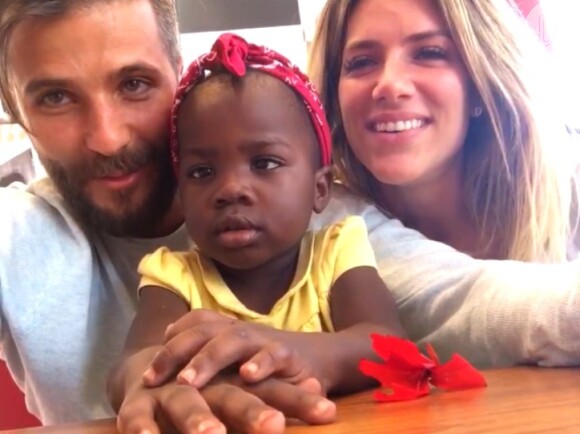 Bruno Gagliasso e Giovanna Ewbank posam com a filha, Titi, pela 1ª vez em vídeo enviado para amigos de Fernando de Noronha nesta quinta-feira, dia 07 de julho de 2016