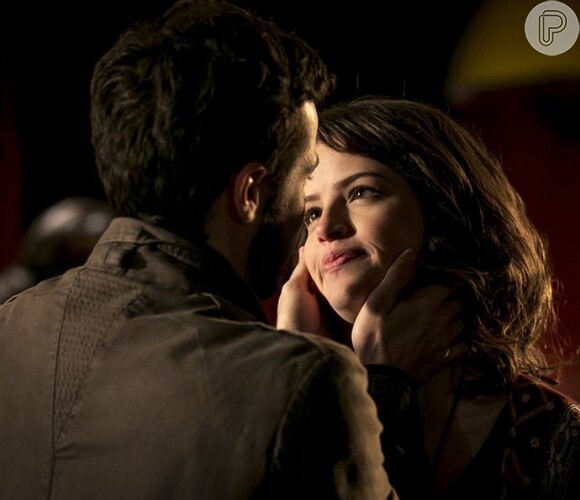 Camila (Agatha Moreira) e Giovanni (Jayme Matarazzo) se reencontram na agência, na novela 'Haja Coração'
