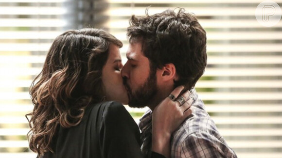 Novela 'Haja Coração': Giovanni (Jayme Matarazzo) volta a beijar Camila (Agatha Moreira)