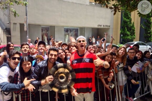 Chad Smith, bateirista do Red Hot Chili Peppers, posa com fãs vestido com a camisa do Flamengo, em 8 de novembro de 2013