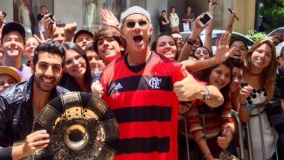 Chad Smith, do Red Hot Chili Peppers, veste camisa do Flamengo após polêmica
