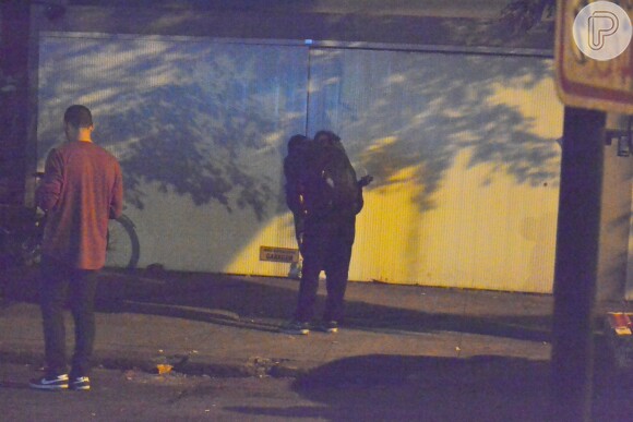 Marcelo Adnet é fotografado abraçado e de mãos dadas com jovem no Rio, na madrugada desta sexta-feira, 8 de julho de 2016